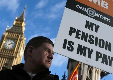 Британские профсоюзы объявили забастовку из-за пенсии Британские профсоюзы объявили забастовку из-за пенсии