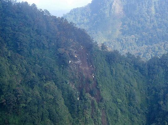 Рятувальники добралися до місця катастрофи SSJ-100 в Індонезії Рятувальники добралися до місця катастрофи SSJ-100 в Індонезії