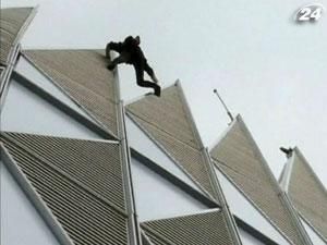 Ален Робер заліз на найвищу будівлю Франції - хмарочос "First"