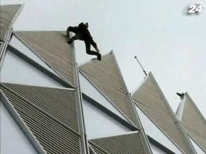 Ален Робер забрался на самое высокое здание Франции - небоскреб "First" Ален Робер забрался на самое высокое здание Франции - небоскреб "First"