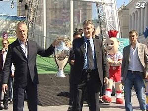 В Украину привезли Кубок УЕФА В Украину привезли Кубок УЕФА