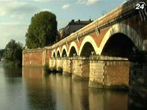 Тулуза - сочетание французской утонченности, испанского колорита и итальянской архитектуры Тулуза - сочетание французской утонченности, испанского колорита и итальянской архитектуры