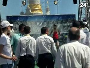 Активистка FEMEN опрокинула Кубок Анри Делоне Активистка FEMEN опрокинула Кубок Анри Делоне