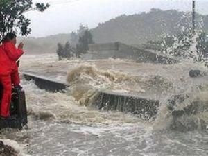 В Китае из-за проливных дождей обрушился мост