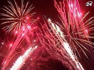 У столиці організували танець феєрверків під пісні із кінофільмів У столиці організували танець феєрверків під пісні із кінофільмів