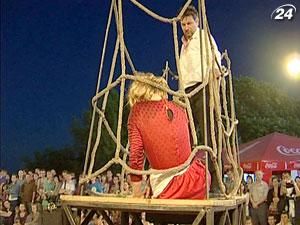 Польські актори показали у Києві виставу про абсурдність війни Польські актори показали у Києві виставу про абсурдність війни