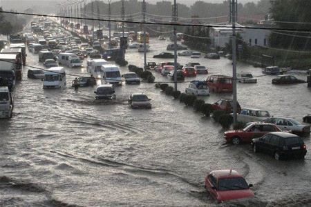 Саакашвили поручил ликвидировать бараки после наводнения в Тбилиси