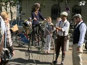 В Париже уже четвертый раз состоялся ежегодный велопарад в стиле ретро