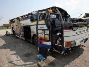 В Филиппинах переполненный автобус упал в ущелье