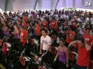 В столиці Колумбії 1096 людей синхронно натиснули на педалі велотренажерів В столиці Колумбії 1096 людей синхронно натиснули на педалі велотренажерів