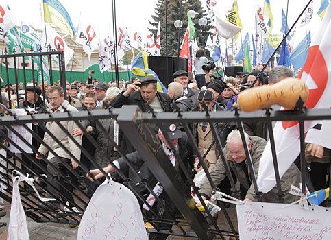 Читатели 24tv.ua ждут новых протестов после выборов в Раду