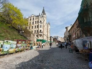 Жителям Андріївського узвозу пропонують зробити платним проїзд по вулиці Жителям Андріївського узвозу пропонують зробити платним проїзд по вулиці