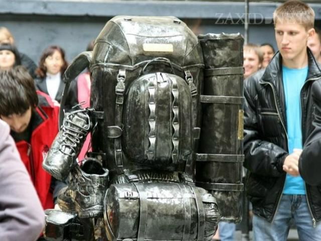 У центрі Львова відкрили пам'ятник наплечнику У центрі Львова відкрили пам'ятник наплечнику