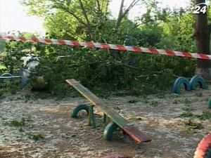 В Николаеве на детскую площадку упало дерево, 4 человека пострадали
