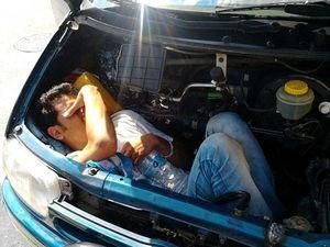 Афганський нелегал 20 годин ховався у капоті машини, аби потрапити в Італію Афганський нелегал 20 годин ховався у капоті машини, аби потрапити в Італію