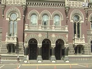 Експерти радять українцям купувати різні валюти Експерти радять українцям купувати різні валюти