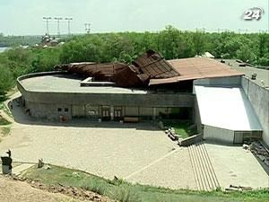 Ураган разрушил защитное покрытие крыши музея казачества на Хортице Ураган разрушил защитное покрытие крыши музея казачества на Хортице