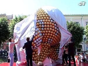 На Центральной площади Черновцов открыли арт-скульптуру "Футбольный цветок" На Центральной площади Черновцов открыли арт-скульптуру "Футбольный цветок"