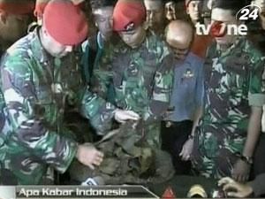 Найден один из двух "черных ящиков" российского самолета, разбившегося в Индонезии. Найден один из двух "черных ящиков" российского самолета, разбившегося в Индонезии.