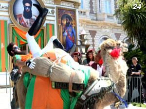 Саша Барон Коэн въехал в Канны на верблюде Саша Барон Коэн въехал в Канны на верблюде