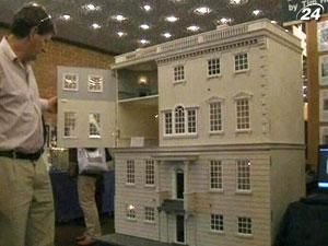 В Лондоне организовали выставку миниатюрных игрушечных домиков