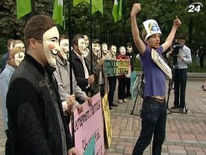 Молодежь пикетировала Верховную Раду против госконтроля над Интернетом Молодежь пикетировала Верховную Раду против госконтроля над Интернетом