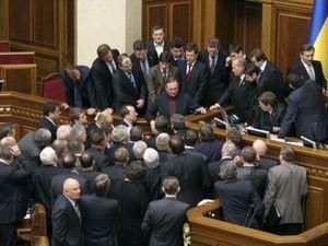Партия регионов блокирует президиум, оппозиция - трибуну