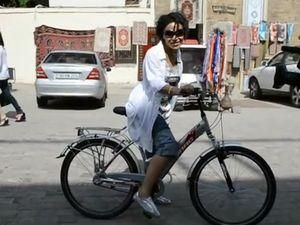 Гайтана об'їздила Баку на велосипеді 