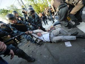В центре Москвы снова задерживают оппозиционеров