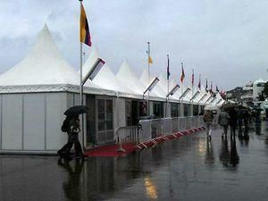 Работу Каннского фестиваля частично приостановил ливень Работу Каннского фестиваля частично приостановил ливень