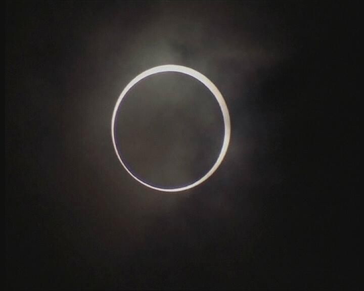 Жители Азии наблюдали солнечное затмение Жители Азии наблюдали солнечное затмение