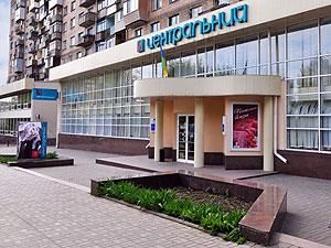 Женщине, которая обменивала валюту, перерезали горло в центре Запорожья Женщине, которая обменивала валюту, перерезали горло в центре Запорожья