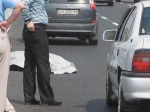 ДТП в Киеве - водитель сбил двух дорожных рабочих (ВИДЕО)