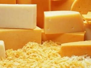 Порошенко: Перші вантажівки з українським сиром відбули в Росію Порошенко: Перші вантажівки з українським сиром відбули в Росію