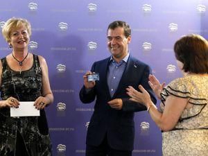 Медведев вступил в ряды "Единой России" Медведев вступил в ряды "Единой России"