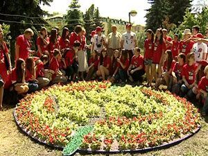 "Екофан" посадили у Києві квіткову клумбу і дерева до Євро-2012 "Екофан" посадили у Києві квіткову клумбу і дерева до Євро-2012