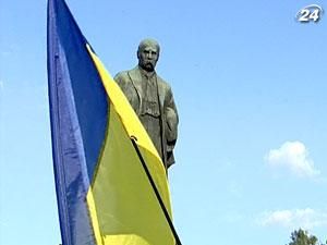 Под памятником Тарасу Шевченко в Киеве устроили поэтические чтения Под памятником Тарасу Шевченко в Киеве устроили поэтические чтения