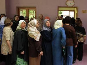 На избирательных участках в Египте люди стоят в очередях На избирательных участках в Египте люди стоят в очередях