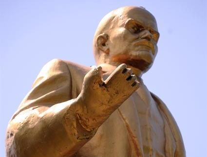 У Донецьку з руки Леніна зробили "клешню" У Донецьку з руки Леніна зробили "клешню"