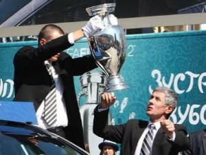 Кубок Анрі Делоне урочисто виставили для огляду в центрі Львова Кубок Анрі Делоне урочисто виставили для огляду в центрі Львова