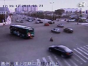 В Китае полицейский спас мальчика из-под колес автомобиля в час пик