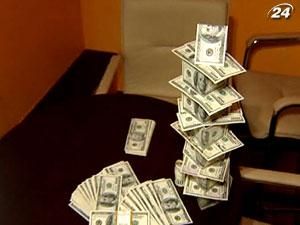 Эксперты: Гривну обвалили нерезиденты, выведя валюту Эксперты: Гривну обвалили нерезиденты, выведя валюту