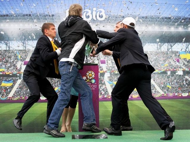 Во Львове FEMEN пытались перевернуть Кубок ЕВРО-2012 Во Львове FEMEN пытались перевернуть Кубок ЕВРО-2012