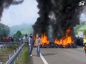 Испанские шахтеры заблокировали трассу из-за сокращения финансирования Испанские шахтеры заблокировали трассу из-за сокращения финансирования