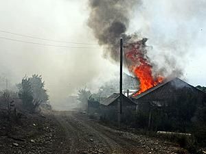 В дагестанском селе сгорели более 50% домов. Пожар продолжается