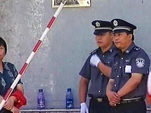 В Китае 68-летнюю женщину сбили на дороге и закопали живой