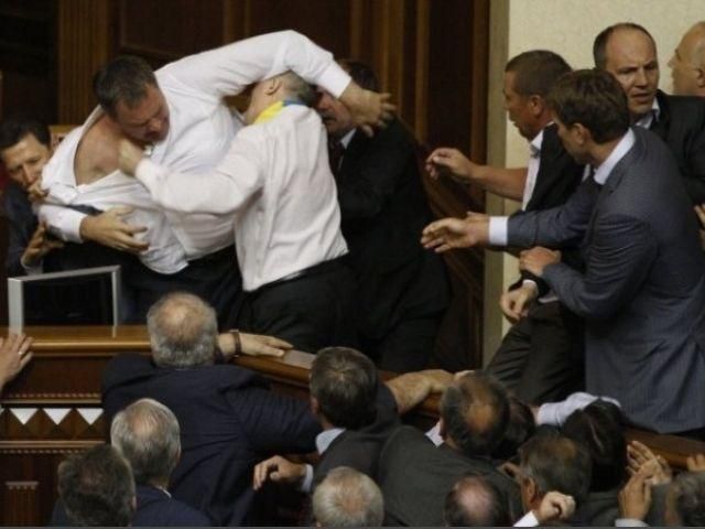 Бійка по-депутатськи: були і кулаки, і кров Бійка по-депутатськи: були і кулаки, і кров