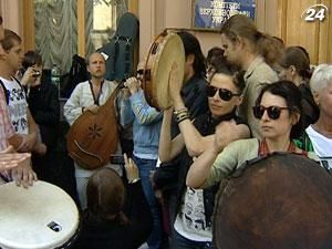 Активисты продолжают защищать язык под стенами Верховной Рады Активисты продолжают защищать язык под стенами Верховной Рады