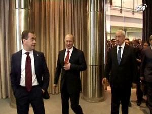 Азаров переконаний, що Росія хоче переглянути газовий контракт Азаров переконаний, що Росія хоче переглянути газовий контракт