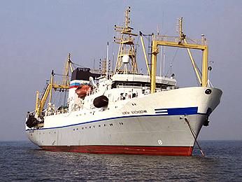 91 людина врятувалась із затонулого траулера у Беринговому морі 91 людина врятувалась із затонулого траулера у Беринговому морі